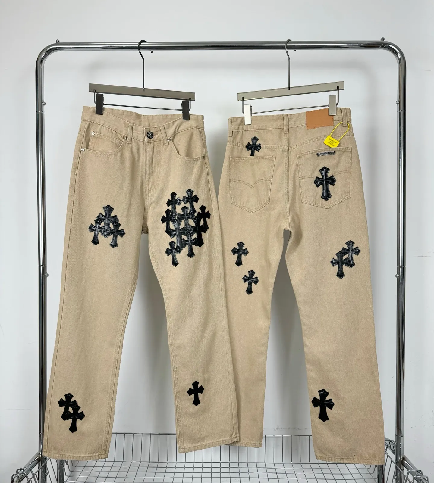P240 Style No.: H848 ChromeHearts & Chrome Hearts [New on the unlabeled support platform] 2025 new khaki leather couple's washed jeans, top ceiling quality, styles with different washed textures, very friendly to people with thin legs and thick legs, the straight and loose version is very flattering to the leg shape, the moderate length that never goes out of style, easy and casual to match, the basic styling of various styles, a must-have in the wardrobe! The fabric is stiff but also makes the upper body soft without losing texture. The washing process is even more perfect. It is a must-have item for everyone! ! !  Size: 28-30-32-34 Color: Khaki